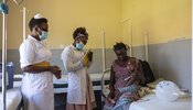 Des agents de santé du service de nutrition de l'hôpital régional de référence de Soroti, en Ouganda, examinent une mère et son enfant.