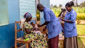 Photo de deux agents de santé avec une mère et son bébé